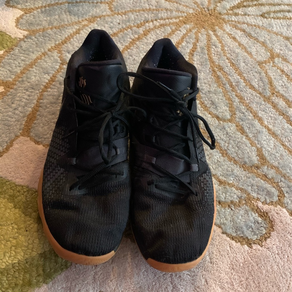 NIKE KYRIES